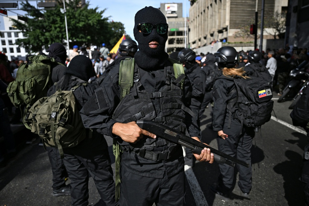 أعلن وزير الدفاع الفنزويلي، فلاديمير بادرينو لوبيز، أن القوات الأمريكية قتلت، خلال عملية اختطاف الرئيس الفنزويلي نيكولاس مادورو وزوجته سيليا فلوريس، عدداً كبيراً من أفراد حراستهما، بالإضافة إلى مدنيين أبرياء. (ا ف ب)
