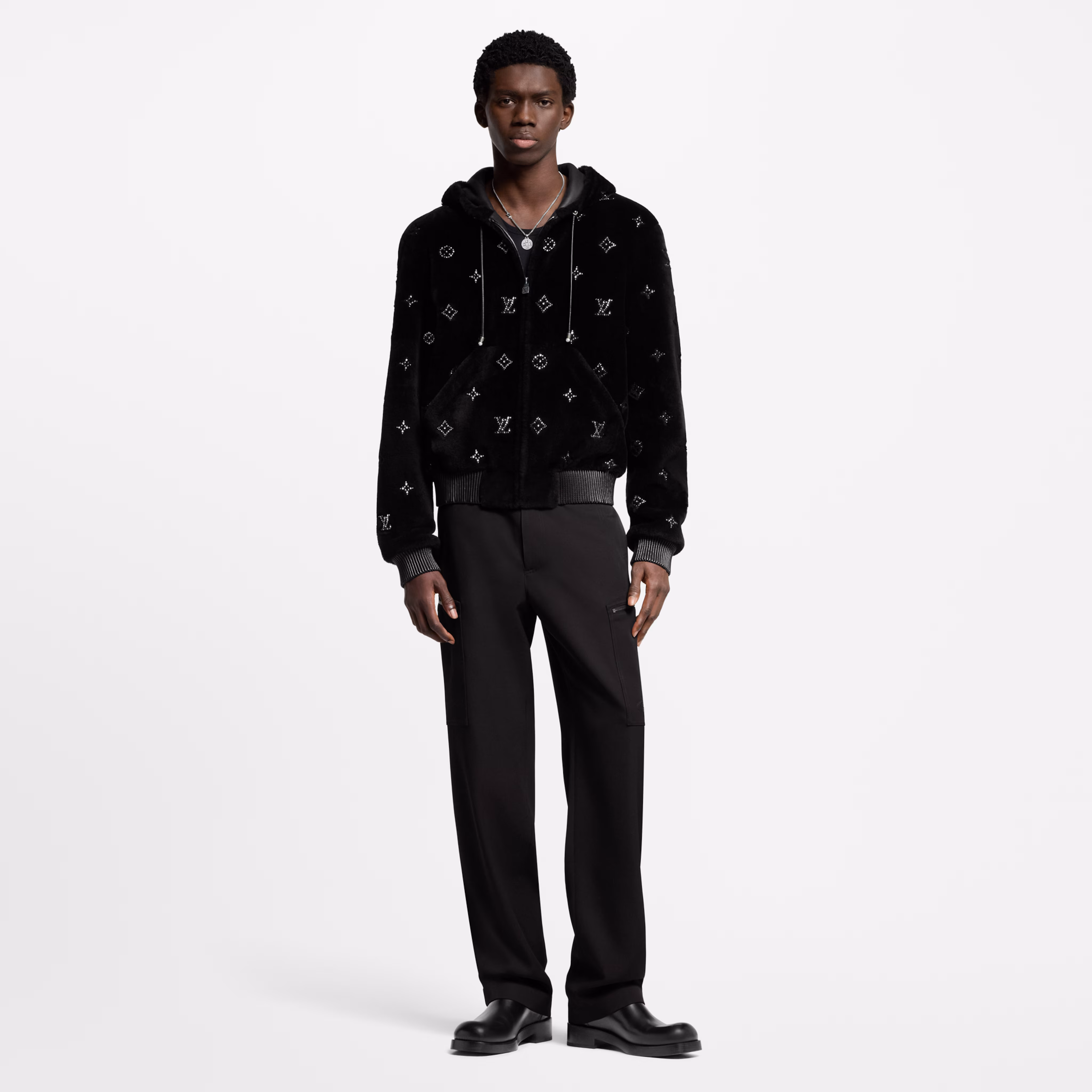 سترة Monogram embellished من Louis Vuitton - المصدر: Louis Vuitton 