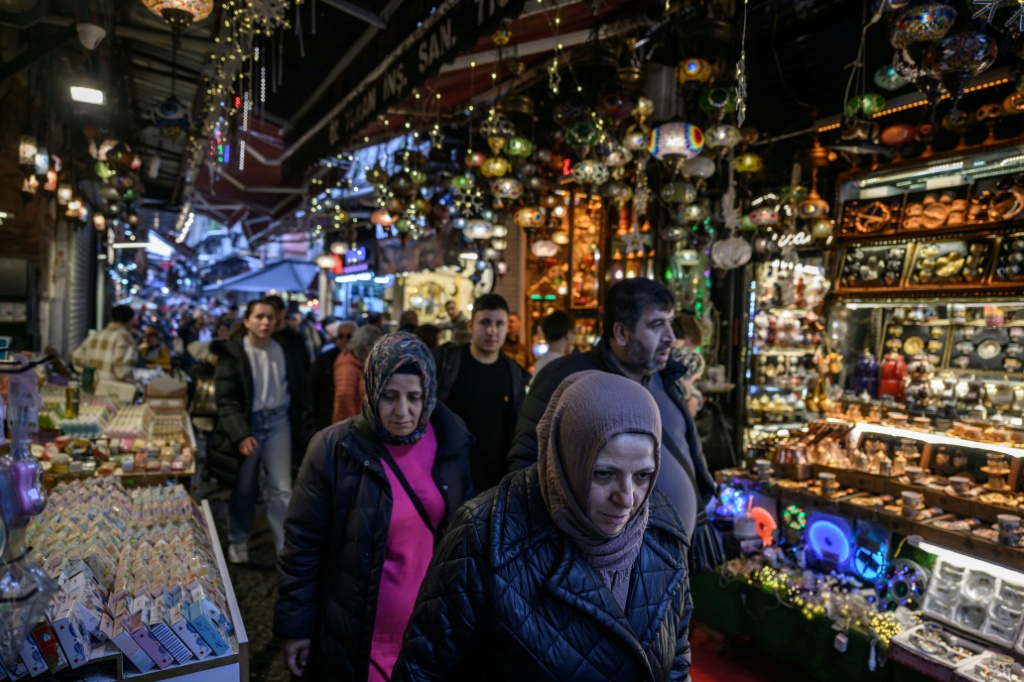 متسوقون يتجولون في سوق التوابل في منطقة إمينونو بإسطنبول في الأول من نيسان/أبريل عام 2025 (ا ف ب)
