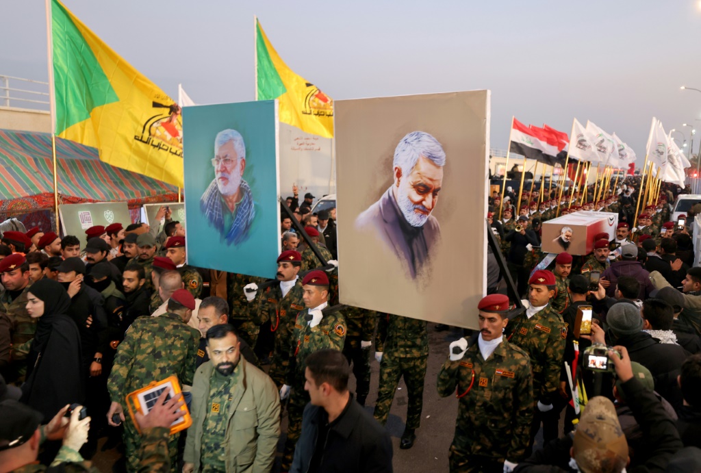 مسيرة نظّمتها هيئة الحشد الشعبي لإحياء الذكرى السادسة لاغتيال نائب رئيسها أبو مهدي المهندس والقائد السابق لفيلق القدس في الحرس الثوري الإيراني اللواء قاسم سليماني، في بغداد في الثاني من كانون الثاني/يناير 2026 (ا ف ب)