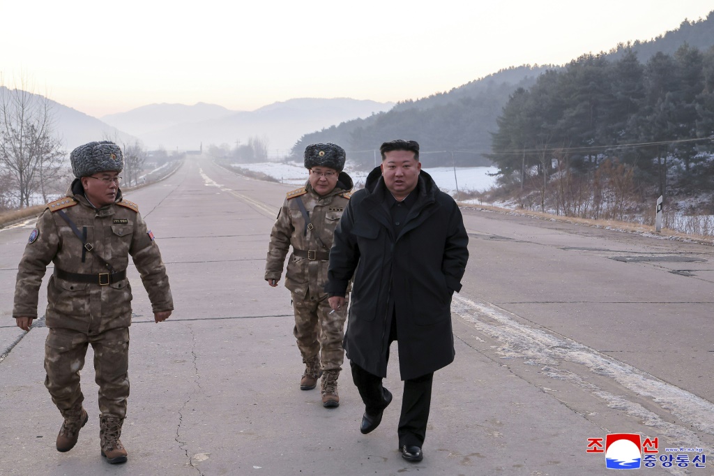 صورة التُقطت في 4 كانون الثاني/يناير 2026 نشرتها وكالة الأنباء المركزية الكورية (KCNA) عبر وكالة الأنباء &nbsp;الكورية (KNS) تظهر الزعيم الكوري الشمالي كيم جونغ أون وهو يتفقد تدريبا لإطلاق صواريخ في بيونغ يانغ (ا ف ب)