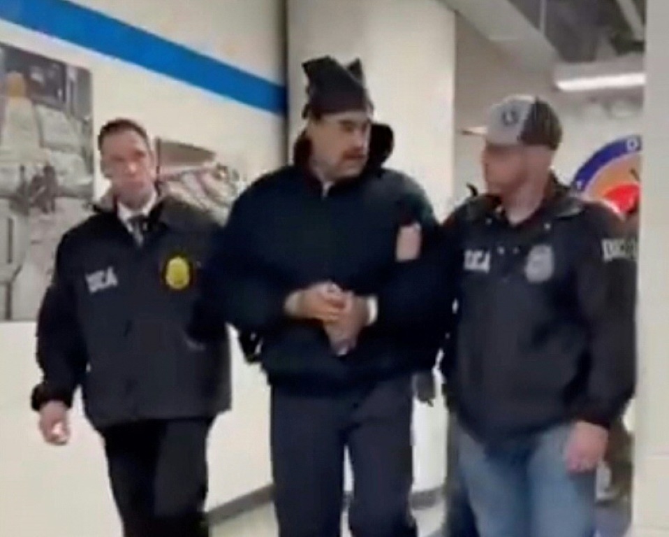 صورة عن مقطع فيديو نشره حساب مرتبط بالبيت الأبيض للرئيس الفنزويلي نيكولاس مادورو مخفورا من قبل عناصر إدارة مكافحة المخدرات الأميركية في نيويورك في الثالث من كانون الثاني/يناير 2026 (ا ف ب)