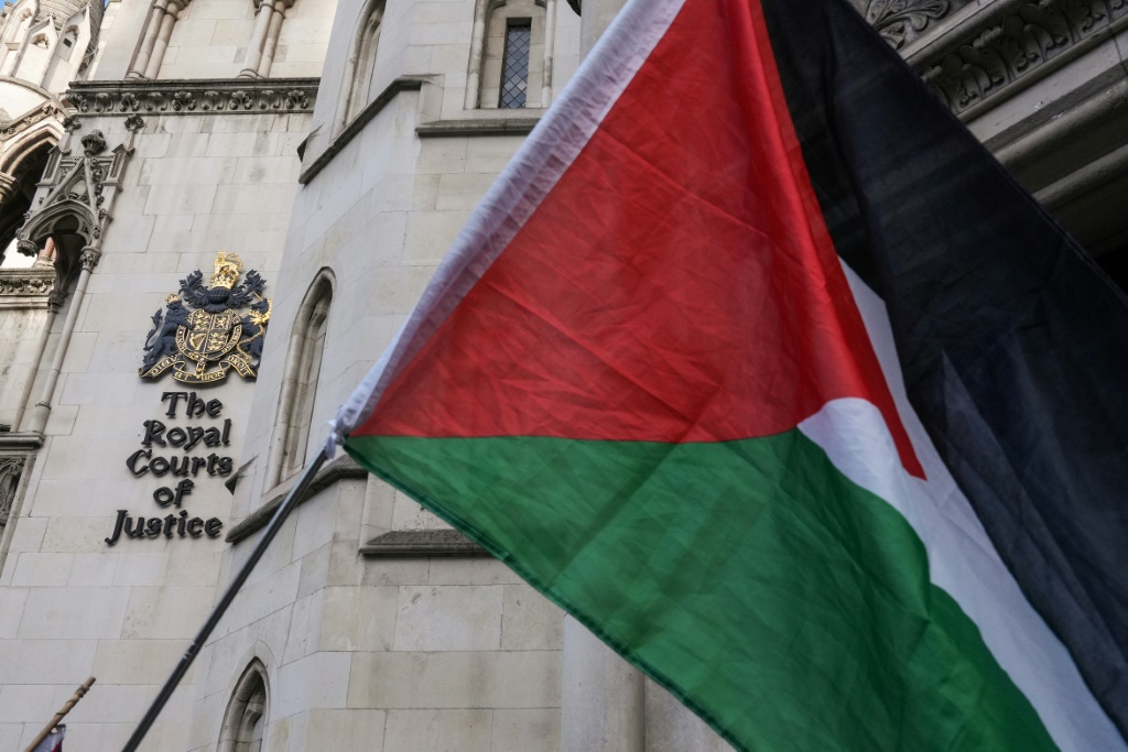 متظاهرون يرفعون العلم الفلسطيني دعما لحركة "ديفاند أور جوريز" وحملتهم ضد حظر منظمة بالستاين أكشن، خارج مقر المحاكم الملكية البريطانية في وسط لندن في 26 تشرين الثاني/نوفمبر 2025 (ا ف ب)