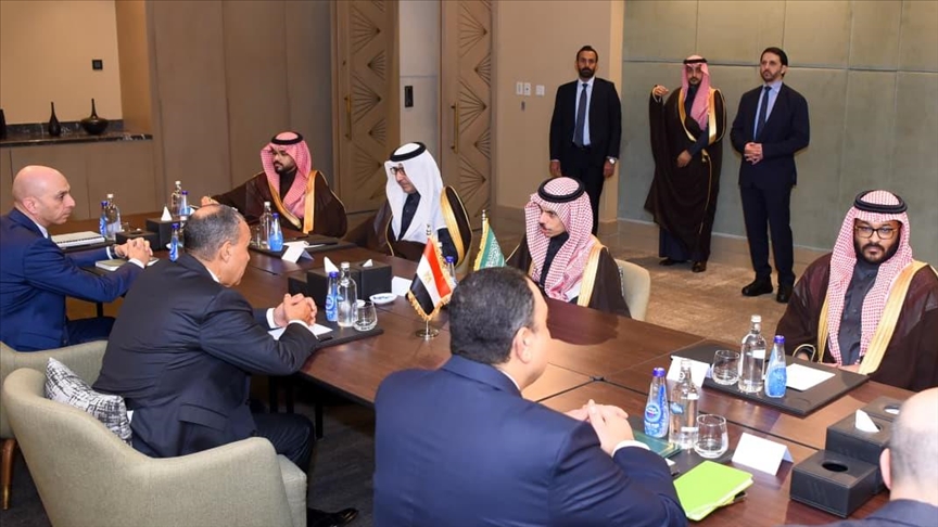 تناولت المباحثات الثنائية سبل تعزيز العلاقات في شتى المجالات، بما في ذلك التعاون الاقتصادي والتجاري والاستثماري، وفق ذات المصدر (الاناضول)