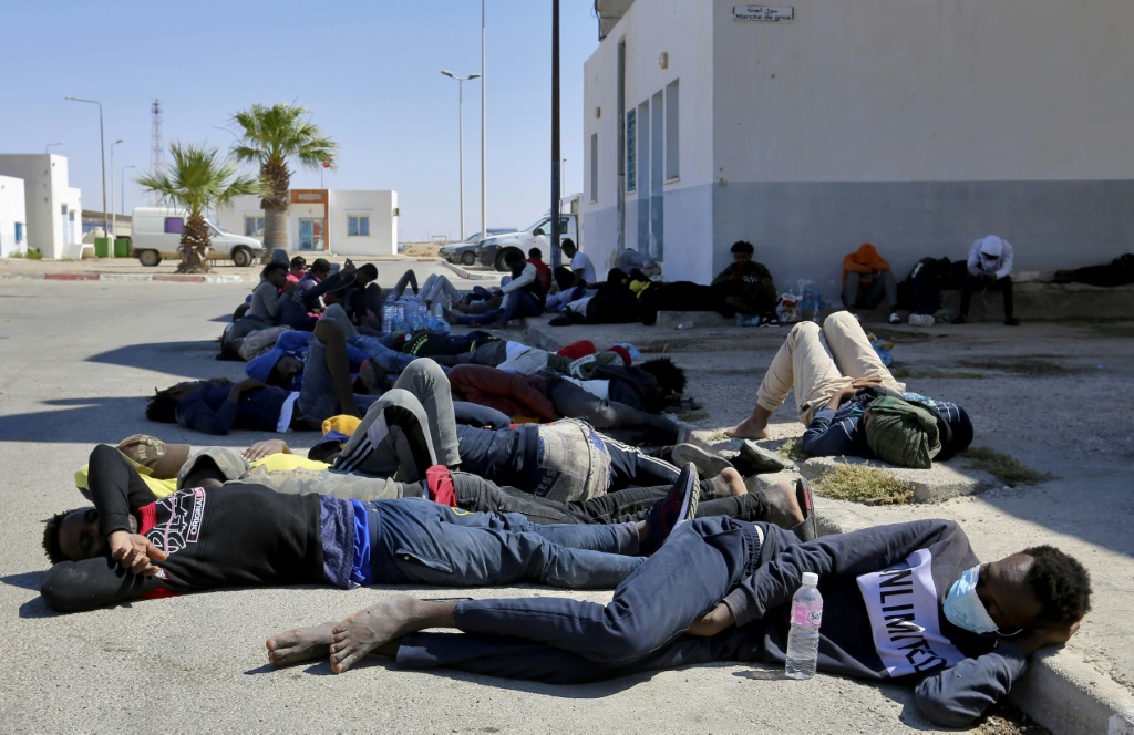مهاجرون من دول إفريقيا جنوب الصحراء أمام مركز للمنظمة الدولية للهجرة في تونس في 10 نيسان/أبريل 2025 (ا ف ب)