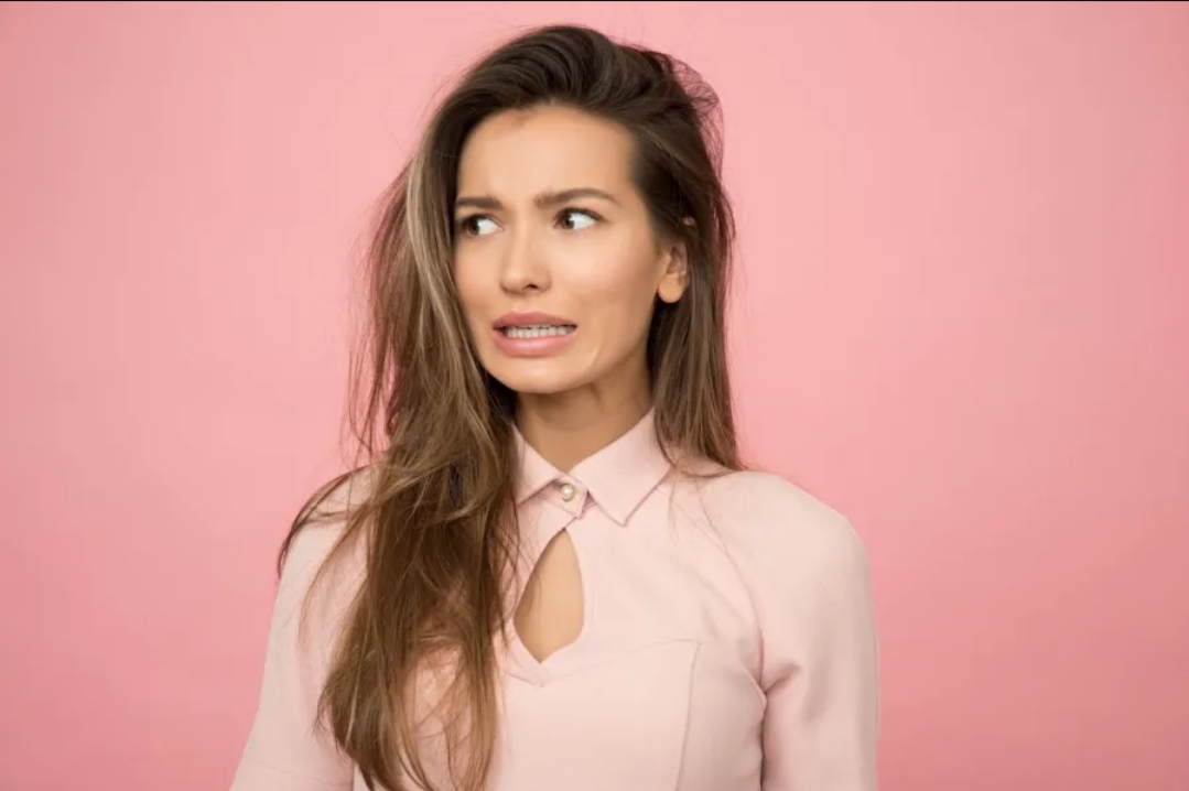 تعرفي إلى أسباب الشيب المبكر وطرق إبطائه (سيدتي)