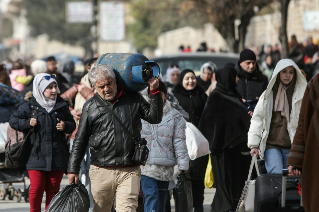 نازحون من حيّ الأشرفية ذي الغالبية الكردية في مدينة حلب في شمال سوريا في السابع من كانون الثاني/يناير 2026 (ا ف ب)