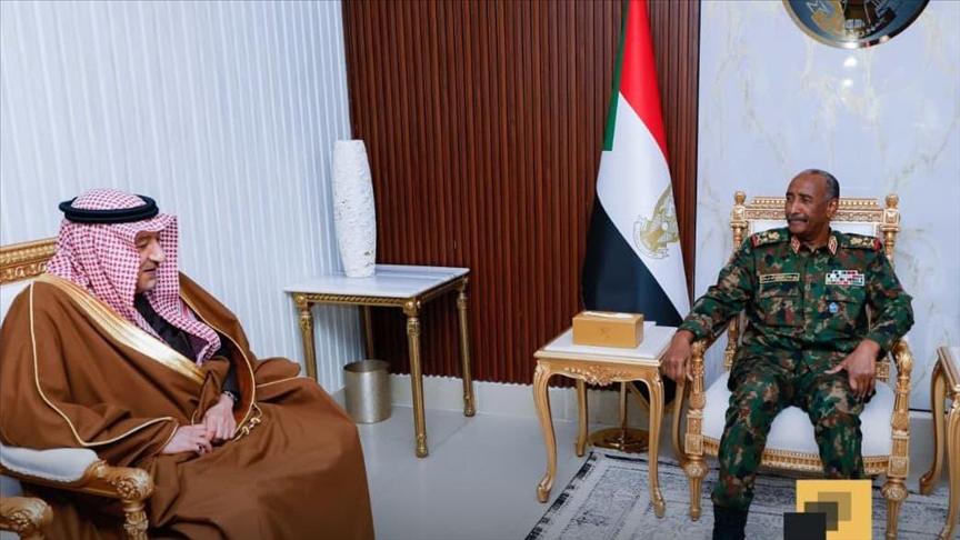 البرهان يبحث مع مسؤول سعودي جهود السلام في السودان (الأناضول)