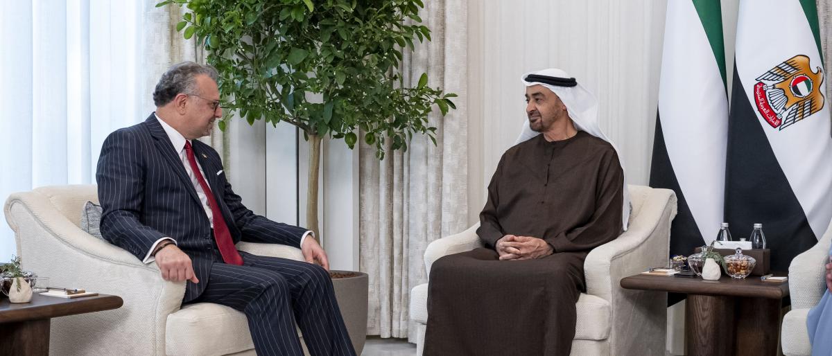 رئيس دولة الإمارات الشيخ محمد بن زايد آل نهيان مع مستشار الرئيس الأمريكي للشؤون الأفريقية والعربية مسعد بولس (وام)