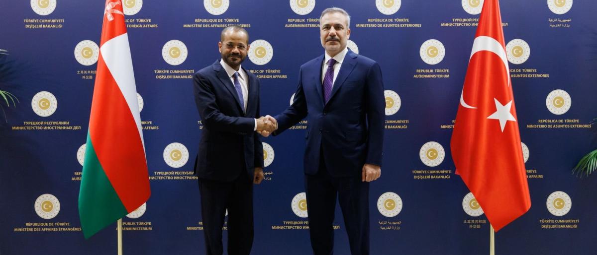 وزيرا الخارجية التركي هاكان فيدان والعماني بدر بن حمد البوسعيدي خلال مؤتمر صحافي في أنقرة الخميس (الخارجية التركية)