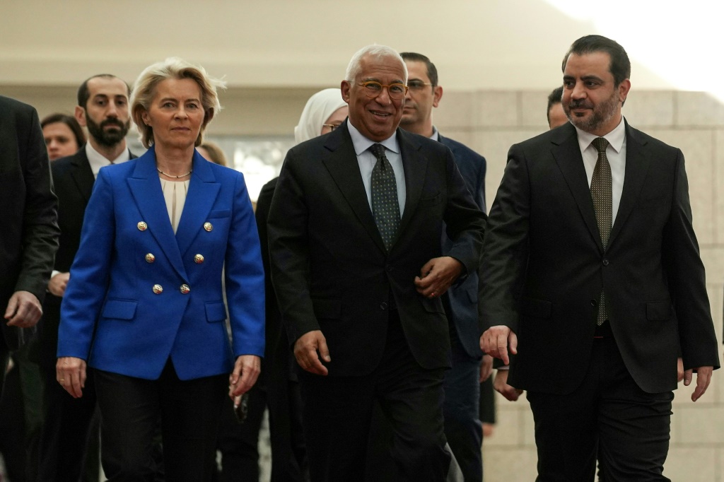 وزير الخارجية السوري أسعد الشيباني (يمين) يستقبل رئيس المجلس الأوروبي أنتونيو كوستا ورئيسة المفوضية الأوروبية أورسولا فون دير لايين خلال زيارة رسمية إلى قصر الشعب في العاصمة السورية دمشق في 9 كانون الثاني/يناير 2026 (ا ف ب)