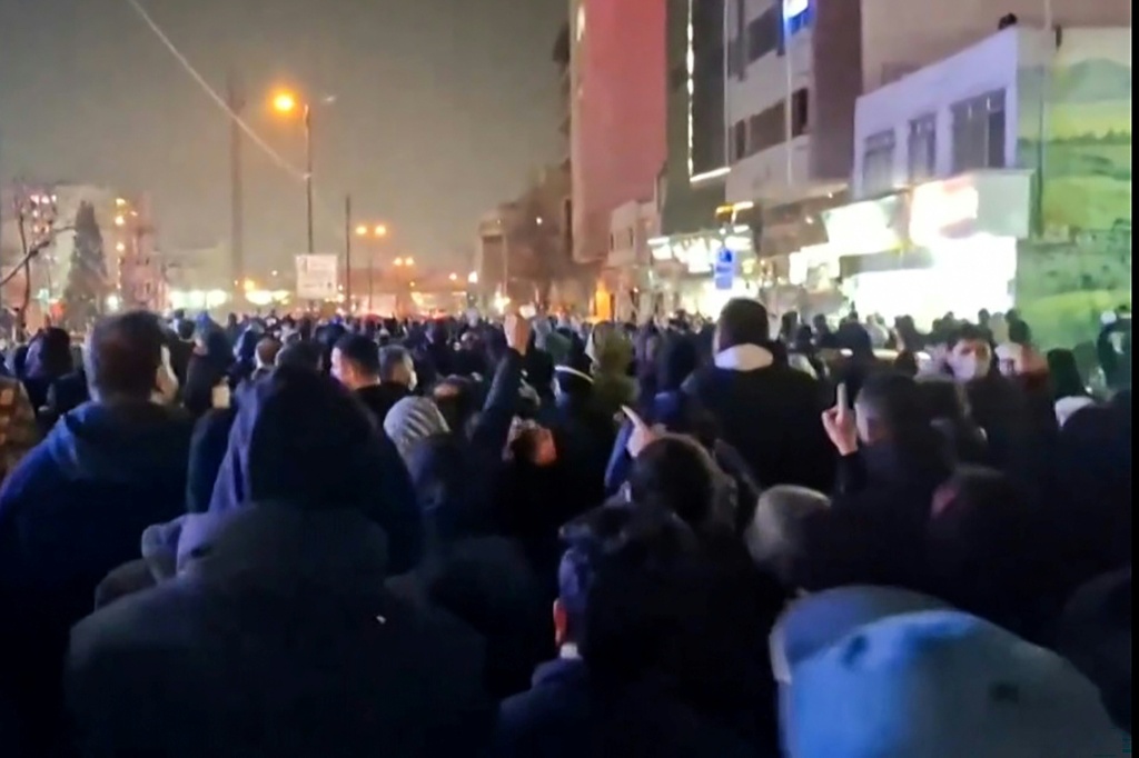 تظاهرات في إيران ليل الثامن من كانون الثاني/يناير 2026 (ا ف ب)