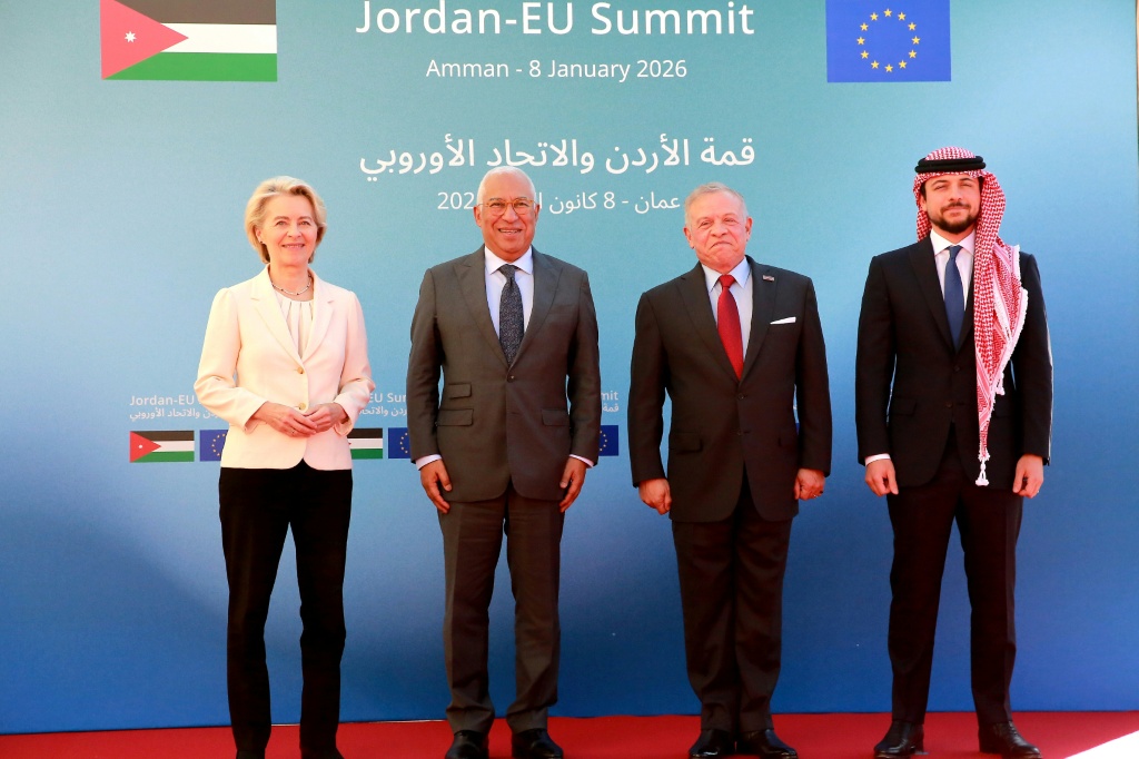 العاهل الأردني الملك عبدالله الثاني مع ولي عهده ورئيس المجلس الأوروبي أنتونيو كوستا ورئيسة المفوضية الأوروبية أوروسلا فون در لايين في عمان في الثامن من كانون الثاني/يناير 2026 (ا ف ب)