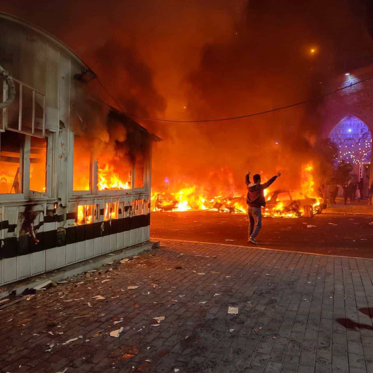 نيران تلتهم محال تجارية في شمال طهران مساء الخميس(تلغرام)