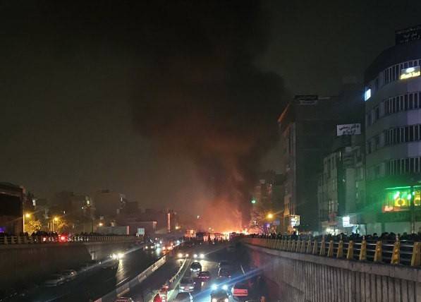 حشود من المتظاهرين ونيران تشتعل في منطقة سرسبز شمال شرقي طهران (تلغرام)