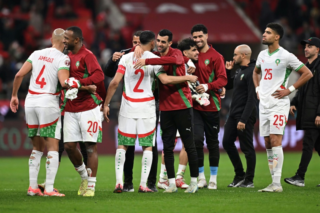 لاعبو المغرب يحتفلون بالتأهل إلى نصف نهائي كأس الأمم الإفريقية في كرة القدم. الرباط في 9 كانون الثاني/يناير 2026 (ا ف ب)