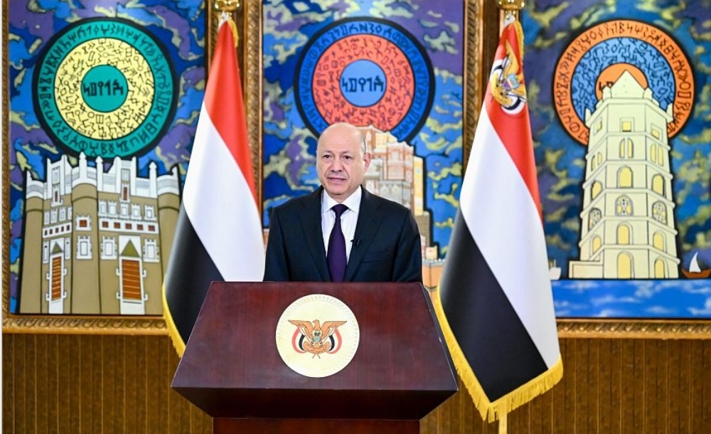 الرئيس اليمني يعلن نجاح عملية استلام المعسكرات وتشكيل لجنة عسكرية عليا لاستعادة مؤسسات الدولة سلما اوحربا (سبأ)