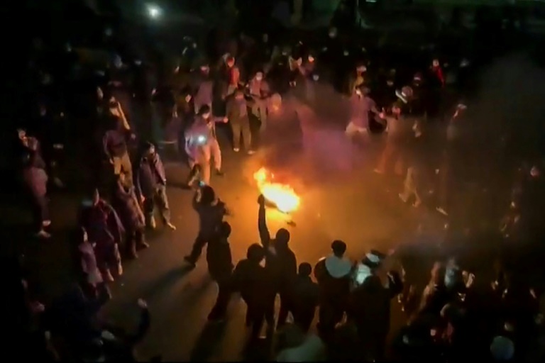 صورة ملتقطة من مقطع فيديو نشر على الانترنت في التاسع من كانون الثاني/يناير 2026 لاحتجاجات في ميدان بوناك بشمال طهران (أ ف ب)
