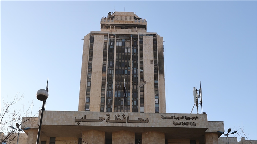 (قسد) يستهدف مبنى محافظة حلب خلال مؤتمر صحفي لمسؤولين سوريين (الأناضول)