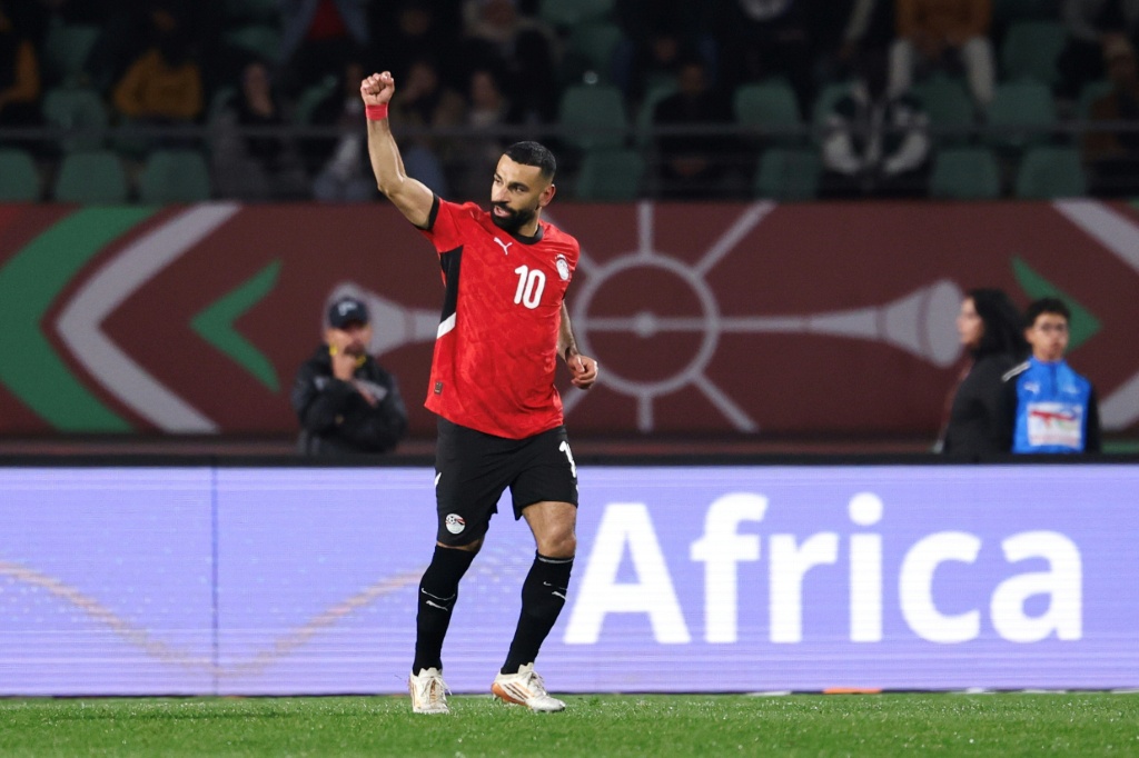 المهاجم المصري محمد صلاح يحتفل بهدفه خلال مباراة الدور ربع النهائي لكأس الأمم الإفريقية ضد ساحل العاج على الملعب الكبير في أغادير في 10 كانون الثاني/يناير 2026 (ا ف ب)