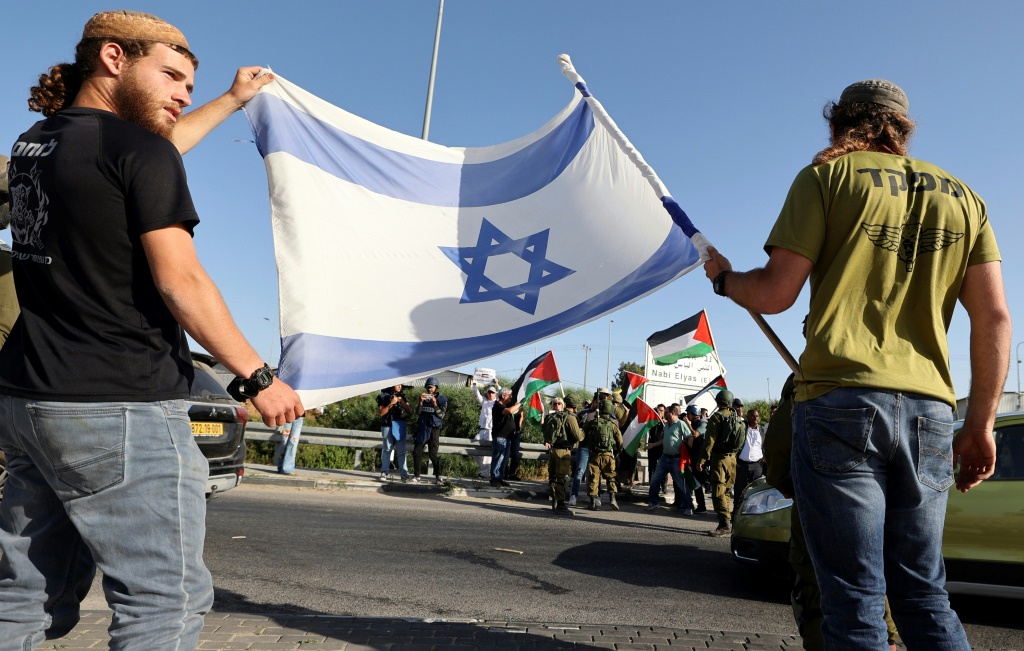 المزارعون الفلسطينيون الآن في الضفة الغربية هم الفئة المهددة أكثر، وممتلكاتهم في خطر محدق، ولا يوجد من يدافع عنهم (ا ف ب) 
