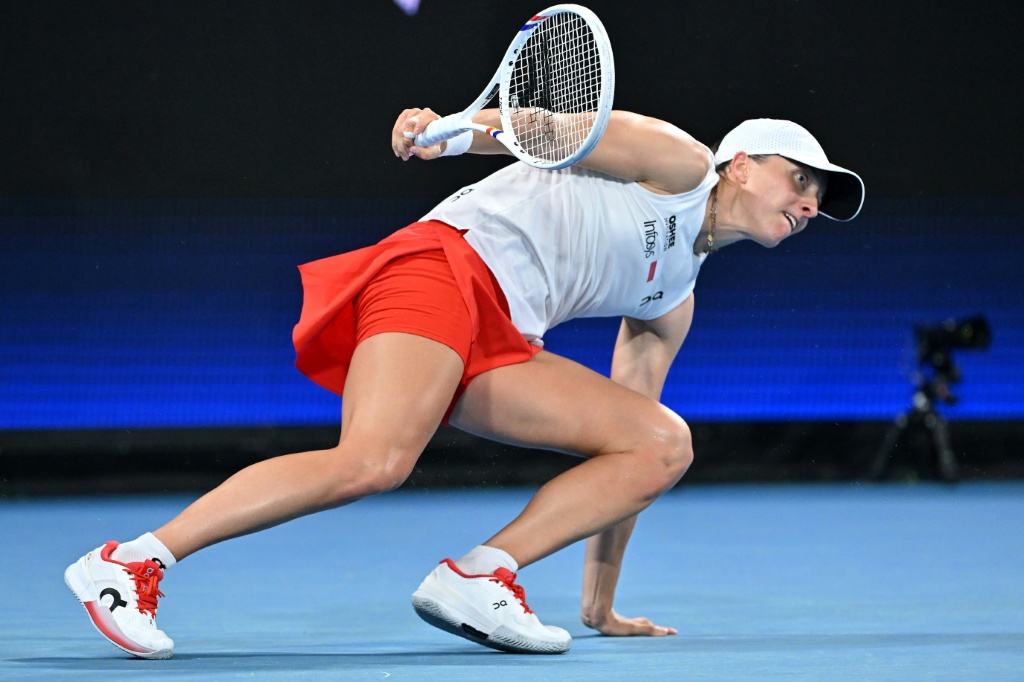 البولندية ايغا شفيونتيك خلال مباراتها مع السويسرية بيليندا بنتشيتش في نهائي كأس يونايتد لكرة المضرب. سيدني في 11 كانون الثاني/يناير 2026 (ا ف ب)