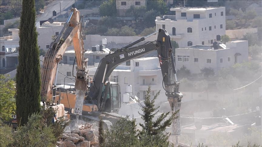 أفادت مصادر محلية بأن قوات من جيش الاحتلال، برفقة جرافات، اقتحمت بلدة شقبا غرب رام الله (وسط)، وهدم منزلا، بداعي 