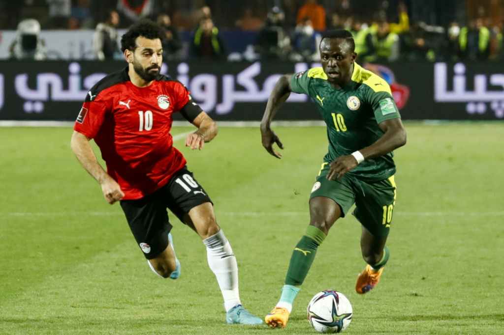 تفوق مانيه (يمين) في مواجهاته الأخيرة أمام صلاح خلال مواجهات السنغال مع مصر (ا ف ب)