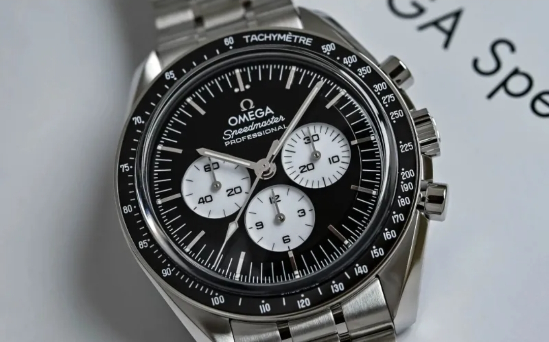 أوميغا تطلق إصدارين جديدين من ساعة Speedmaster Moonwatch.. اكتشف التفاصيل المدهشة (الرجل)