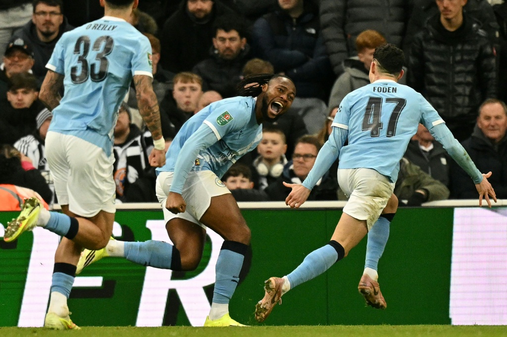 اللاعب الغاني لمانشستر سيتي أنطوان سيمينيو (الوسط) يحتفل بتسجيله الهدف الأول في مرمى نيوكاسل خلال مواجهة ذهاب نصف نهائي كأس رابطة الأندية الإنكليزية لكرة القدم. ملعب سانت جيمس بارك، في 13 كانون الثاني/يناير 2026. (ا ف ب)