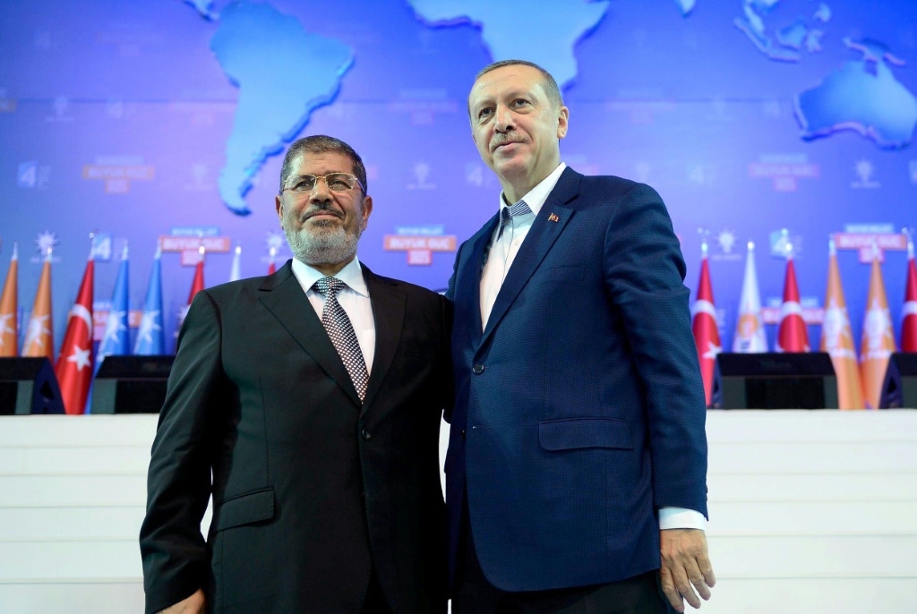 أرشيفية لرئيس الوزراء التركي رجب طيب إردوغان (يمين) والرئيس المصري محمد مرسي في أنقرة في العام 2012 (ا ف ب)