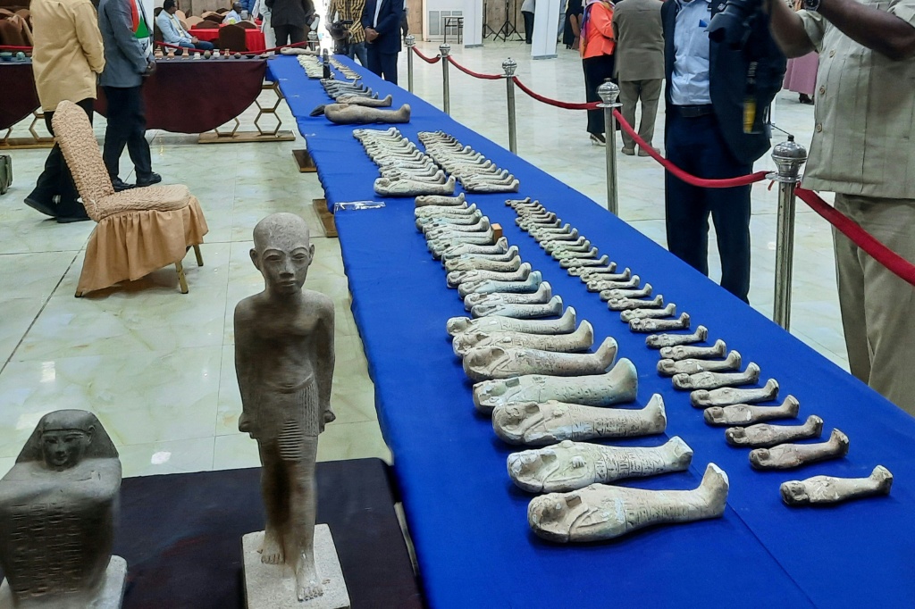 جانب من القطع الاثرية التي استعادها السودان بعدما سرقت من المتحف الوطني اثر نقلها الى بورت سودان في 13 كانون الثاني/يناير 2026 (ا ف ب)