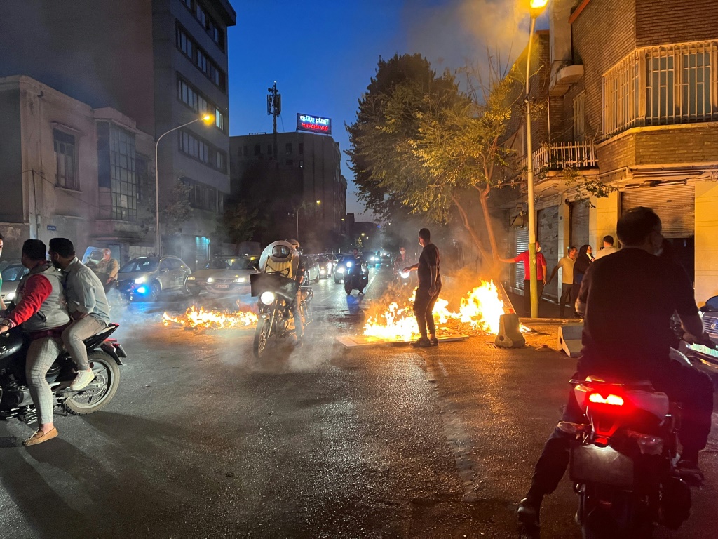 جدد ترامب يوم الثلاثاء، دعمه للاحتحاجات في إيران، وحثّ المتظاهرين المناهضين للحكومة على &ldquo;السيطرة&rdquo; على مؤسسات الدولة، مؤكدا أن &ldquo;المساعدة قادمة&rdquo;، وبات شبح التدخل العسكري الأمريكي يخيم على المنطقة (ا ف ب)