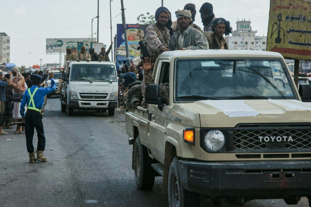 مقاتلون مدعومون من التحالف الذي تقوده السعودية يجوبون شوارع مدينة عدن الساحلية في 8 كانون الثاني/يناير 2026، في اليوم التالي للإعلان عن فرار زعيم الانفصاليين اليمنيين إلى الإمارات العربية المتحدة (ا ف ب)