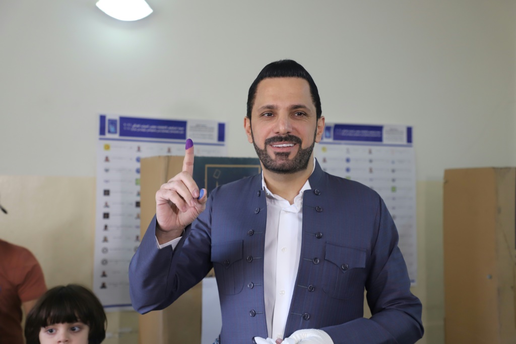 رئيس حركة الجيل الجديد شاسوار عبد الواحد يظهر في العاشر من تشرين الأول/أكتوبر 2021 بعد الإدلاء بصوته في الانتخابات التشريعية العراقية المبكرة في مركز اقتراع في السليمانية بشمال العراق (ا ف ب)