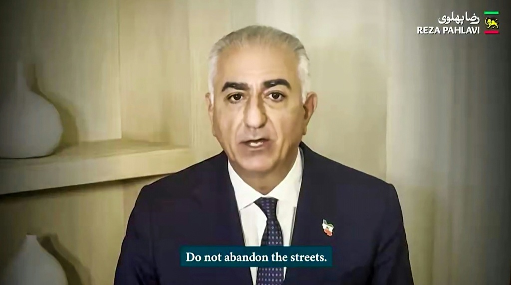كان رضا شاه بهلوي ذا نزعة استبدادية وخلال الحرب العالمية الثانية مال بشكل خطير نحو دول المحور فتعرضت البلاد لعزو بريطاني وسوفياتي مما أجبره على التنازل عن العرش (ا ف ب)
