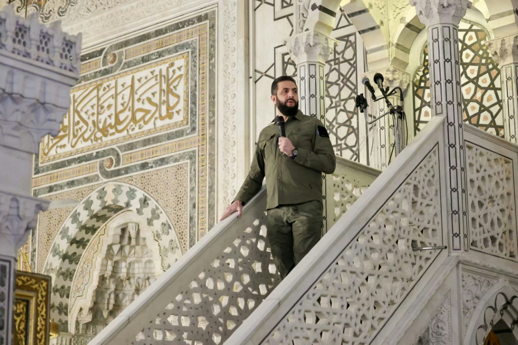 الرئيس السوري أحمد الشرع في المسجد الأموي في دمشق في الثامن من كانون الأول/ديسمبر 2025 (ا ف ب)