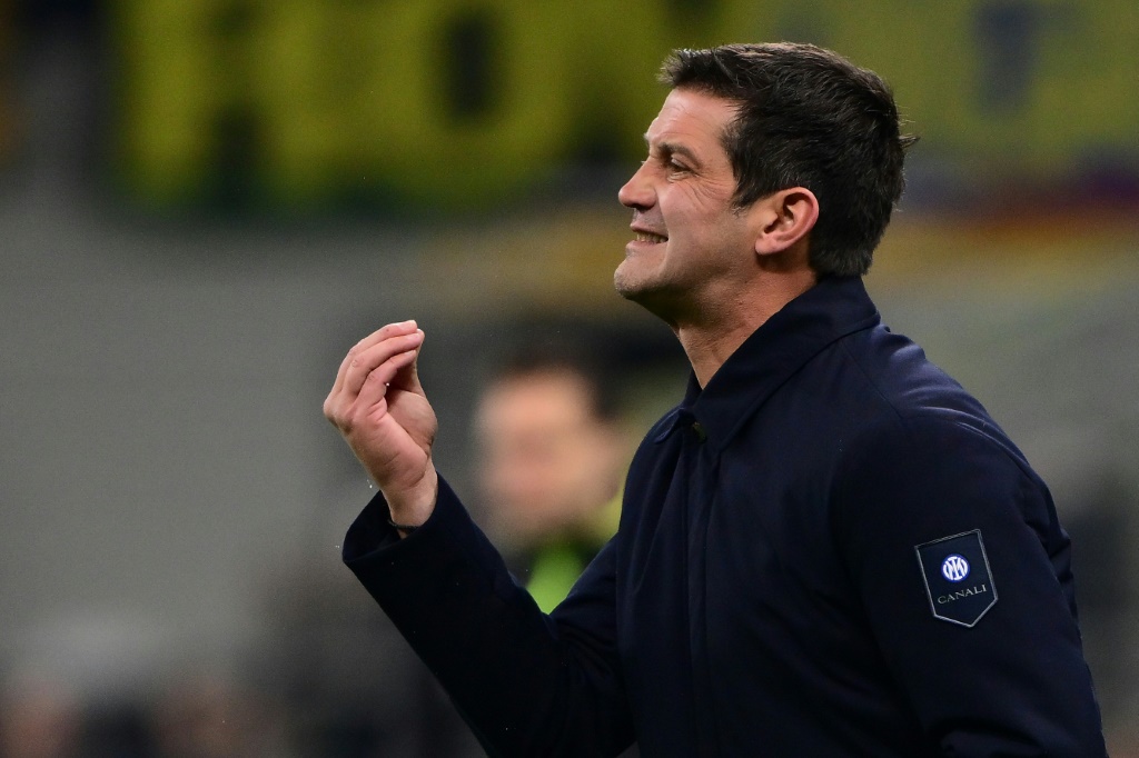 المدرب الروماني لإنتر ميلان كريستيان كيفو خلال المباراة ضد ميلان في الدوري الإيطالي على ملعب سان سيرو في ميلانو، شمال إيطاليا، في 23 تشرين الثاني/نوفمبر 2025 (ا ف ب)
