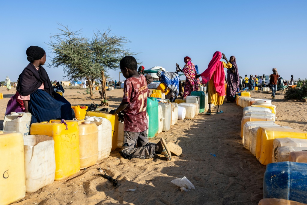 لاجئون سودانيون يملأون عبوات المياه في مخيم أوري كاسوني، تشاد، في 12 تشرين الثاني/نوفمبر 2025 (ا ف ب)