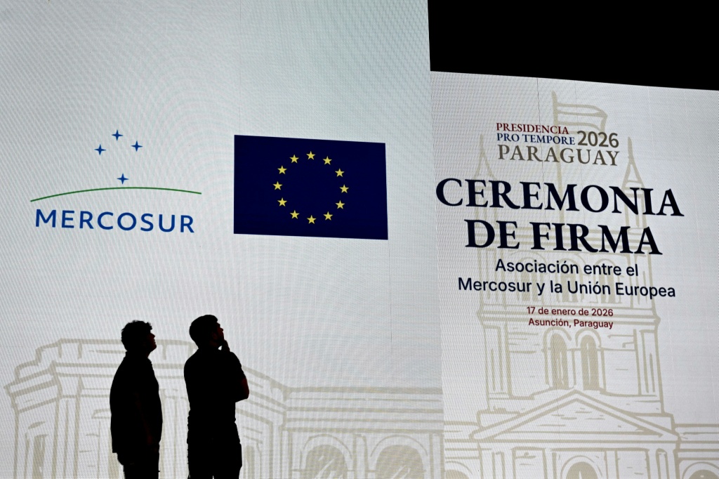 تجهيز قاعة غران تياترو خوسيه أسونسيون فلوريس في عاصمة باراغواي في 16 كانون الثاني/يناير 2026 قبيل توقيع الاتفاقية بين الاتحاد الأوروبي وميركوسور (ا ف ب)