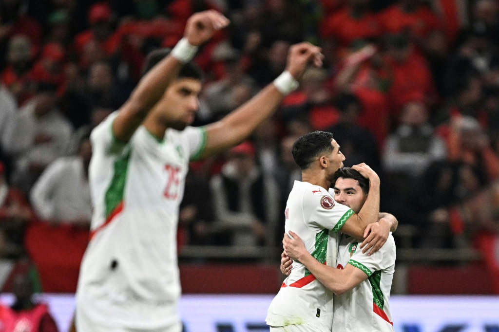المغربيان أشرف حكيمي وابراهيم دياس (يسار) يتبادلان التهاني بعد الفوز على الكاميرون في ربع نهائي كأس أمم إفريقيا في الرباط في التاسع من كانون الثاني/يناير 2026 (ا ف ب)