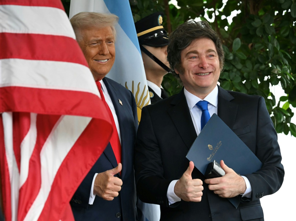 الرئيس الأميركي دونالد ترامب يستقبل نظيره الأرجنتيني خافيير ميلي في البيت الأبيض في 14 تشرين الأول/أكتوبر 2025 (ا ف ب)