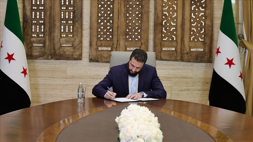 الشرع يوقع اتفاق وقف النار واندماج (قسد) الكامل مع حكومة سوريا (الأناضول)