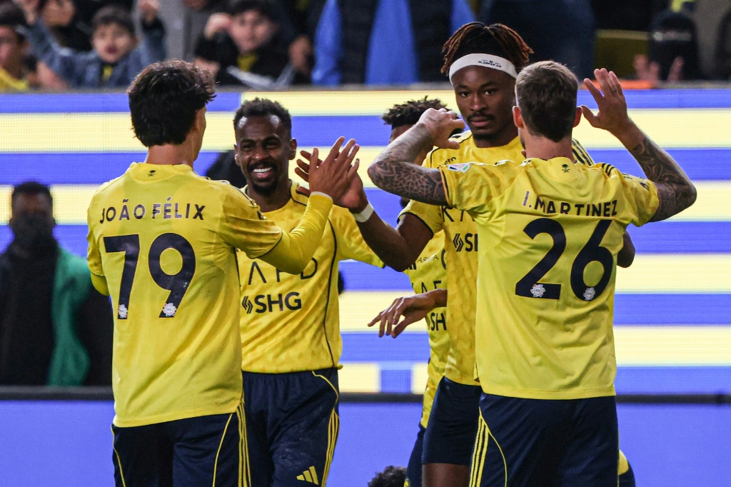 لاعبو النصر يحتفلون بعد التسجيل في مرمى الشباب في الدوري السعودي لكرة القدم (ا ف ب)