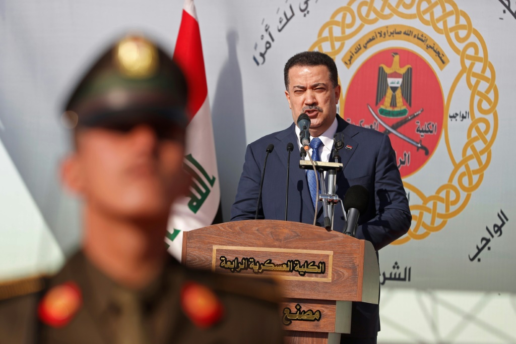 رئيس حكومة تصريف الأعمال العراقية محمّد شياع السوداني يلقي كلمة في احتفال بمناسبة عيد الجيش في بغداد في السادس من كانون الثاني/يناير 2026 (ا ف ب)