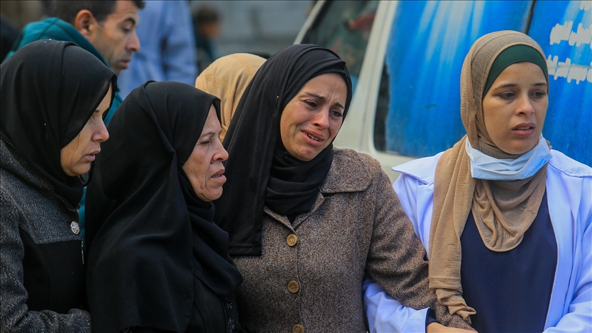 الدفاع المدني بغزة: إسرائيل تقتل مدنيين برصاص عشوائي على مراكز إيواء (الأناضول)