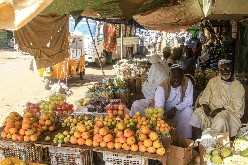 باعة سودانيون يعرضون الفواكه في سوق الخرطوم المركزي في 17 كانون الثاني/يناير 2026 (ا ف ب)