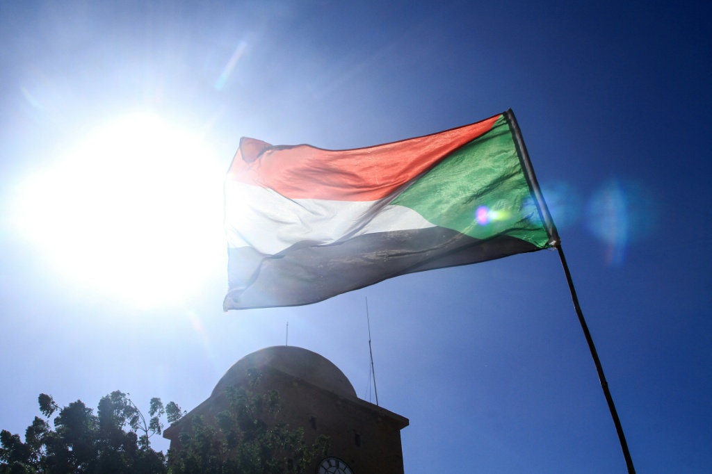 العلم السوداني يرفرف في أم درمان بالعاصمة الخرطوم في 13 كانون الأول/ديسمبر 2025 (ا ف ب)