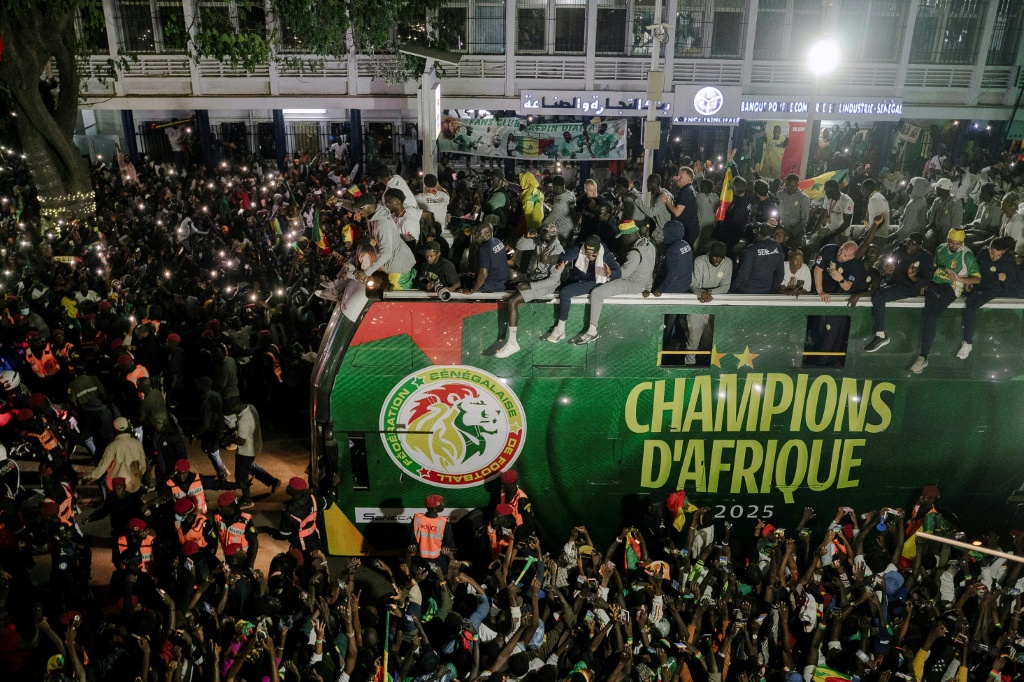 احتفل منتخب السنغال لكرة القدم بتتويجه بكأس الأمم الأفريقية في موكب نصر عبر شوارع دكار في 20 كانون الثاني/يناير 2026 (ا ف ب)