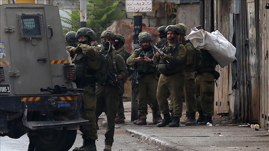 بينما سارع فلسطينيون للتزود بالمواد الغذائية بعد رفع جزئي لحظر التجول المتزامن المفروض من قبل جيش الاحتلال الإسرائيلي في المدينة (الاناضول)
